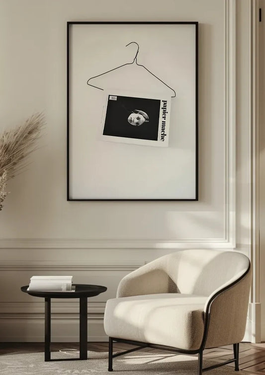 Kledinghanger met tijdschrift canvas schilderij aan de muur in de hal