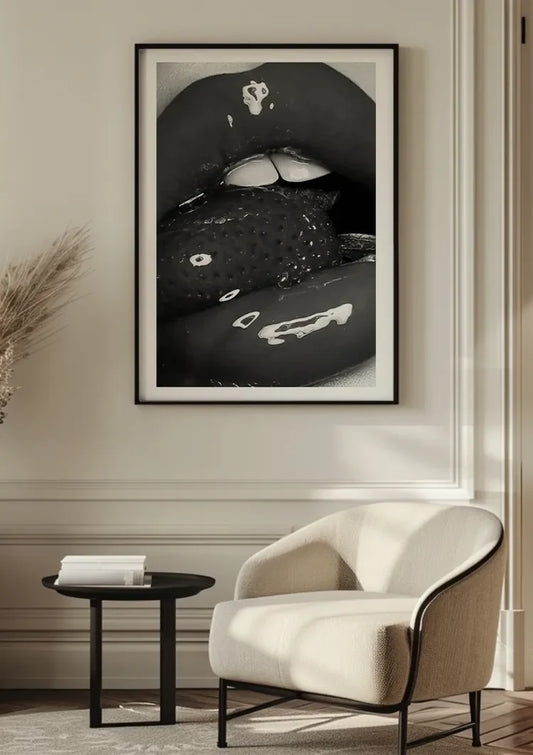 Glanzende lippen met een aardbei canvas schilderij boven het bed in de slaapkamer