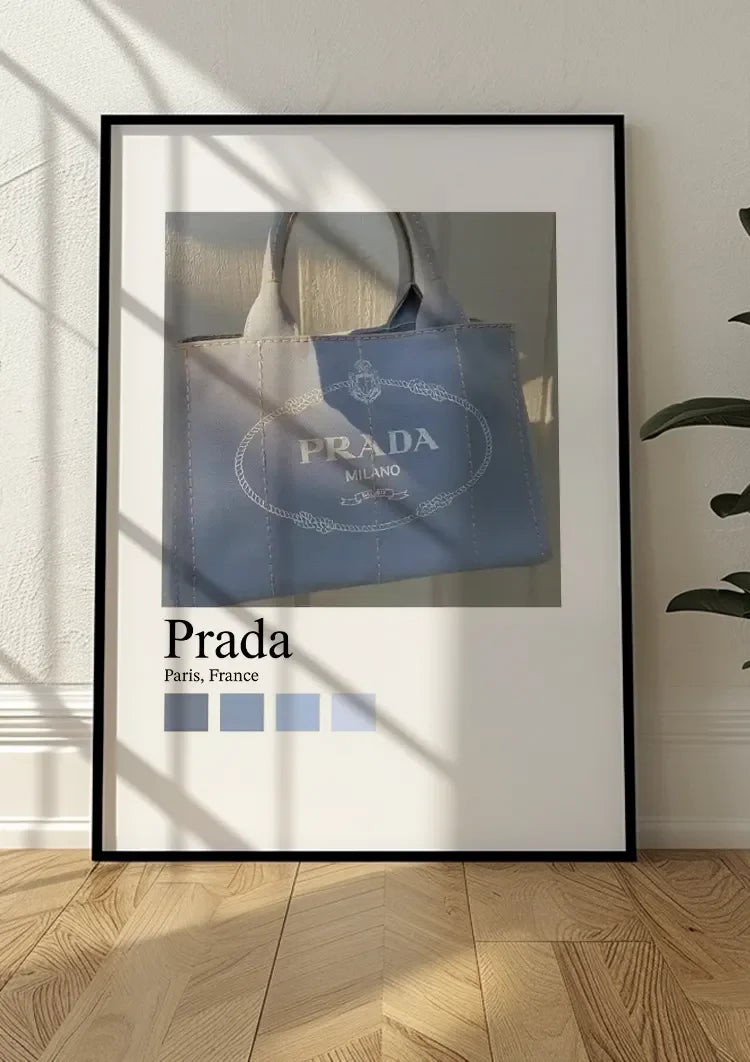 Prada Paris Hellblaue Tragetasche Mode-Accessoire Minimalistische Fotografie Gemälde