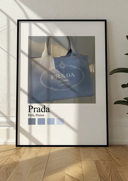 Prada Paris Hellblaue Tragetasche Mode-Accessoire Minimalistische Fotografie Gemälde