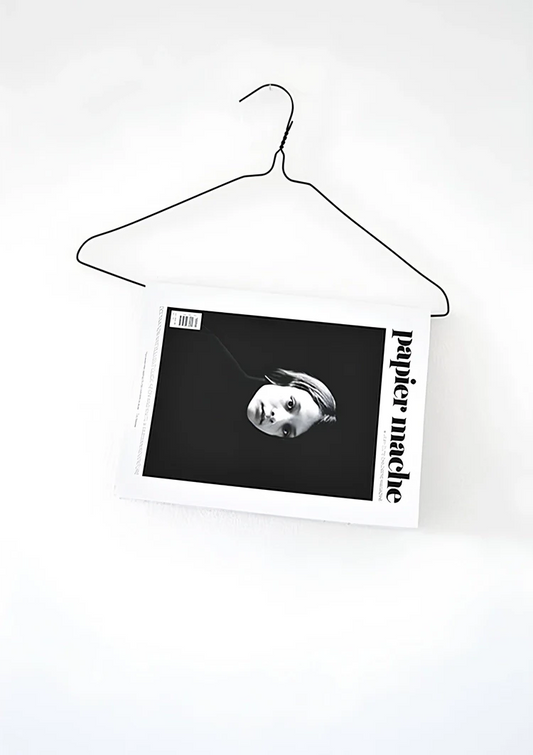 Kledinghanger met tijdschrift canvas schilderij in minimalistisch zwart-wit
