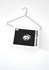 Schwarz-weißer Kleiderbügel aus Zeitungs-Papiermaché, minimalistisches Gemälde