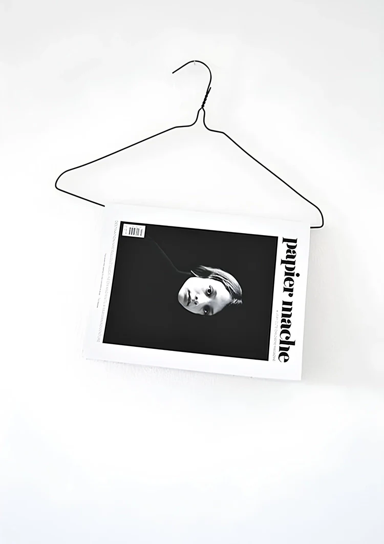 Schwarz-weißer Kleiderbügel aus Zeitungs-Papiermaché, minimalistisches Gemälde