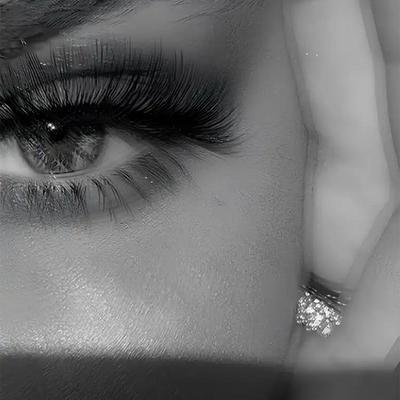 Frauenauge Nahaufnahme Lange Wimpern Make-up Schwarz-Weiß-Porträt Gemälde