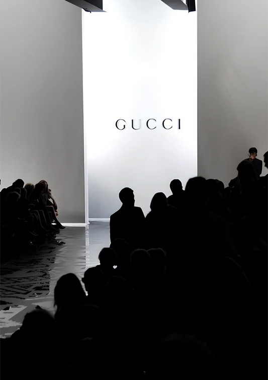 Silhouetten bij een modeshow canvas schilderij in sfeervol zwart-wit
