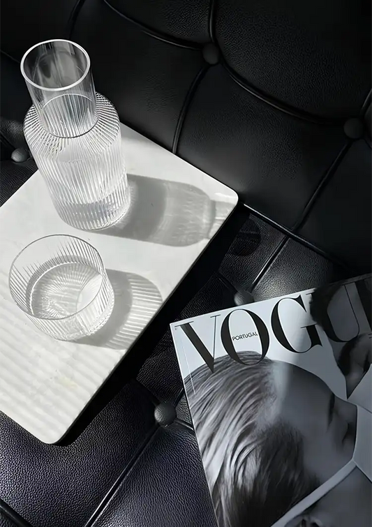 Modemagazine met een glas water op een dienblad canvas schilderij in zwart en wit, chique stijl