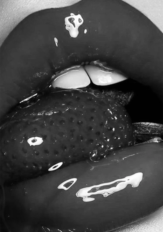Glanzende lippen met aardbei canvas schilderij in dramatisch zwart-wit