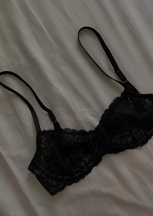 Sensueel stilleven met kanten lingerie canvas schilderij in zwart en wit, sensuele stijl
