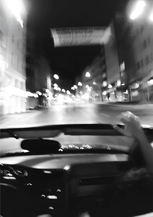 Nachtelijk straatzicht canvas schilderij in zwart en wit, gefotografeerd vanuit een rijdende auto