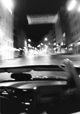 Widok jazdy samochodem nocą ulica czarno-biała fotografia obraz na płótnie