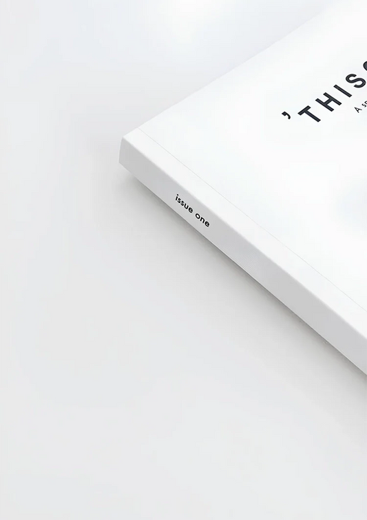 Wit tijdschrift stillleven canvas schilderij op een lichtgrijze achtergrond