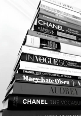 Książki o modzie Chanel Vogue stos czarno-białych fotografii na płótnie