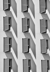 Gebäudefassade Fenster Geometrisches Muster Architektur Schwarz-Weiß-Fotografie Gemälde
