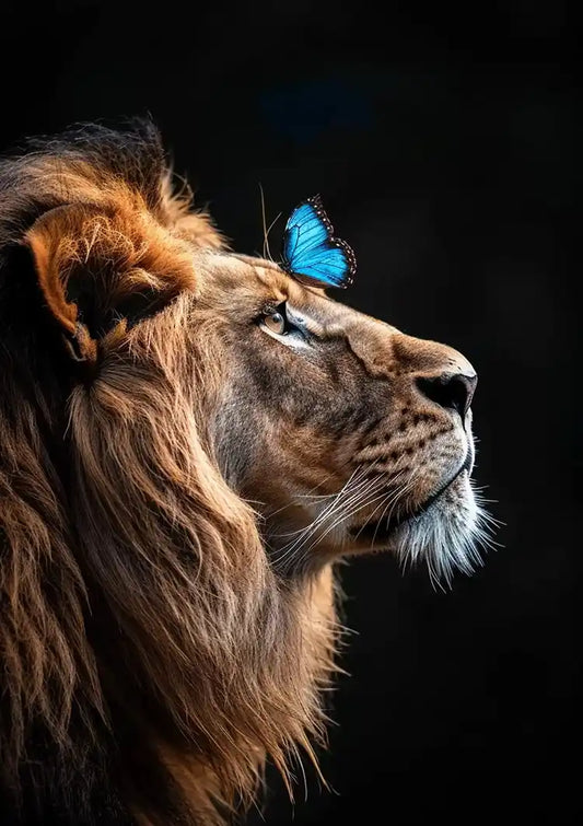 Leeuw met blauwe vlinder canvas schilderij in bruin en blauw, tegen een donkere achtergrond