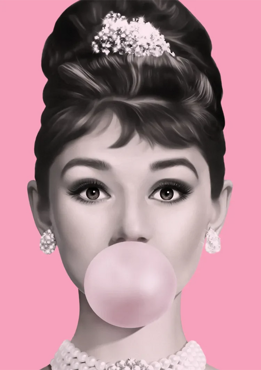 Dame met roze kauwgom canvas schilderij op een felroze achtergrond, in speelse pop art stijl