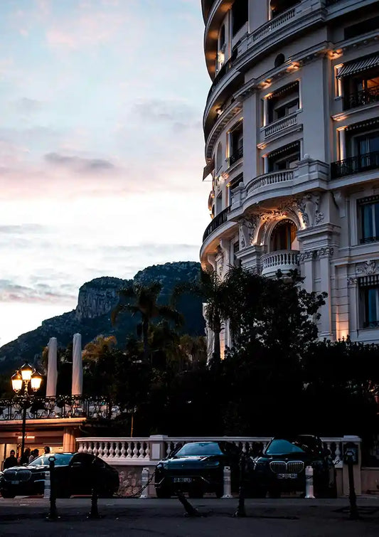 Elegant hotel in Monaco canvas schilderij in warme avondtinten
