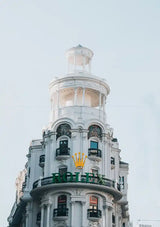 Biały budynek ozdobny Cylindryczna wieża Zielone balkony Gran Via Madrid Architektura Obraz na płótnie