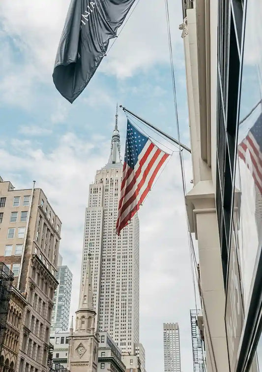 New York straatbeeld canvas schilderij met vlag en wolkenkrabbers