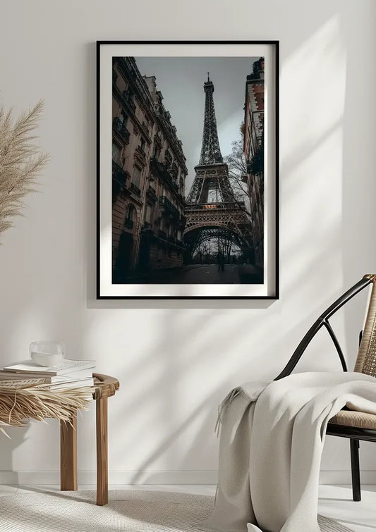 Eiffeltoren bij nacht canvas schilderij boven het bed in de slaapkamer.