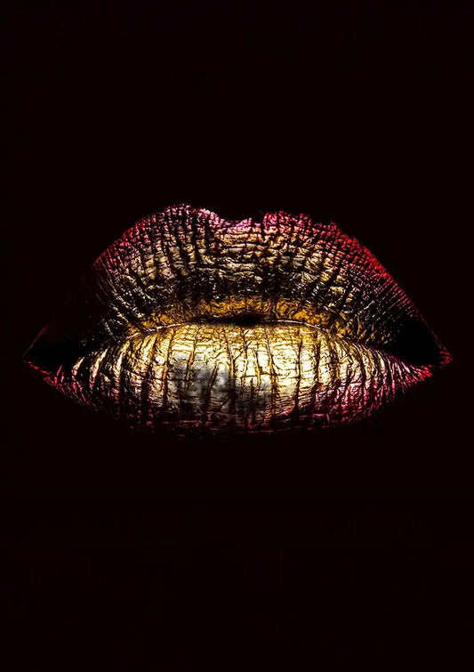 Gouden lippen op zwart canvas schilderij, dramatisch close-up in goud