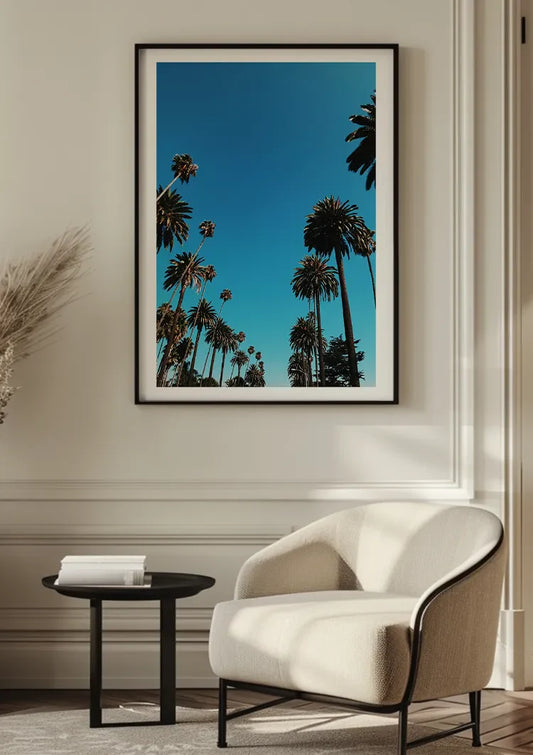 Hoge palmbomen tegen een blauwe lucht canvas schilderij aan de muur in de hal