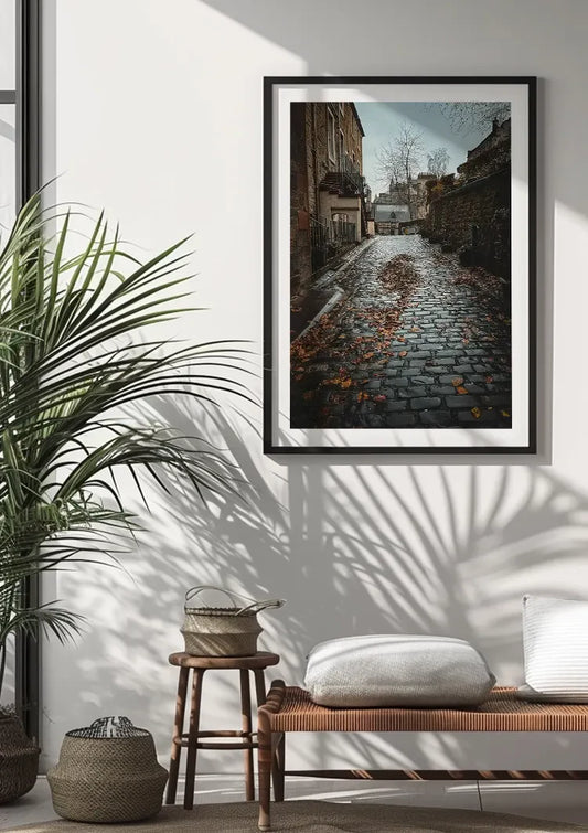 Keienstenen steeg canvas schilderij aan de muur bij de kapstok in de hal