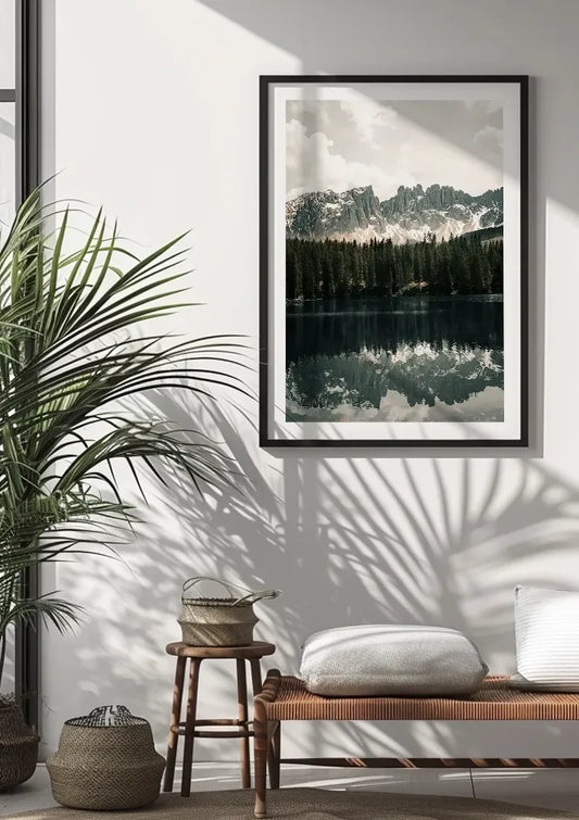 Bergmeer met dennenbos canvas schilderij aan de muur bij de kapstok in de hal