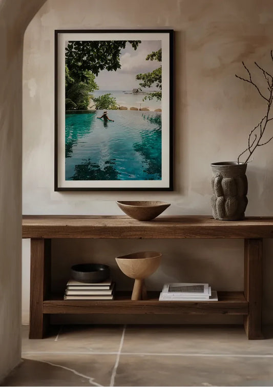 Overloopzwembad met oceaanuitzicht canvas schilderij aan de muur bij de kapstok in de hal