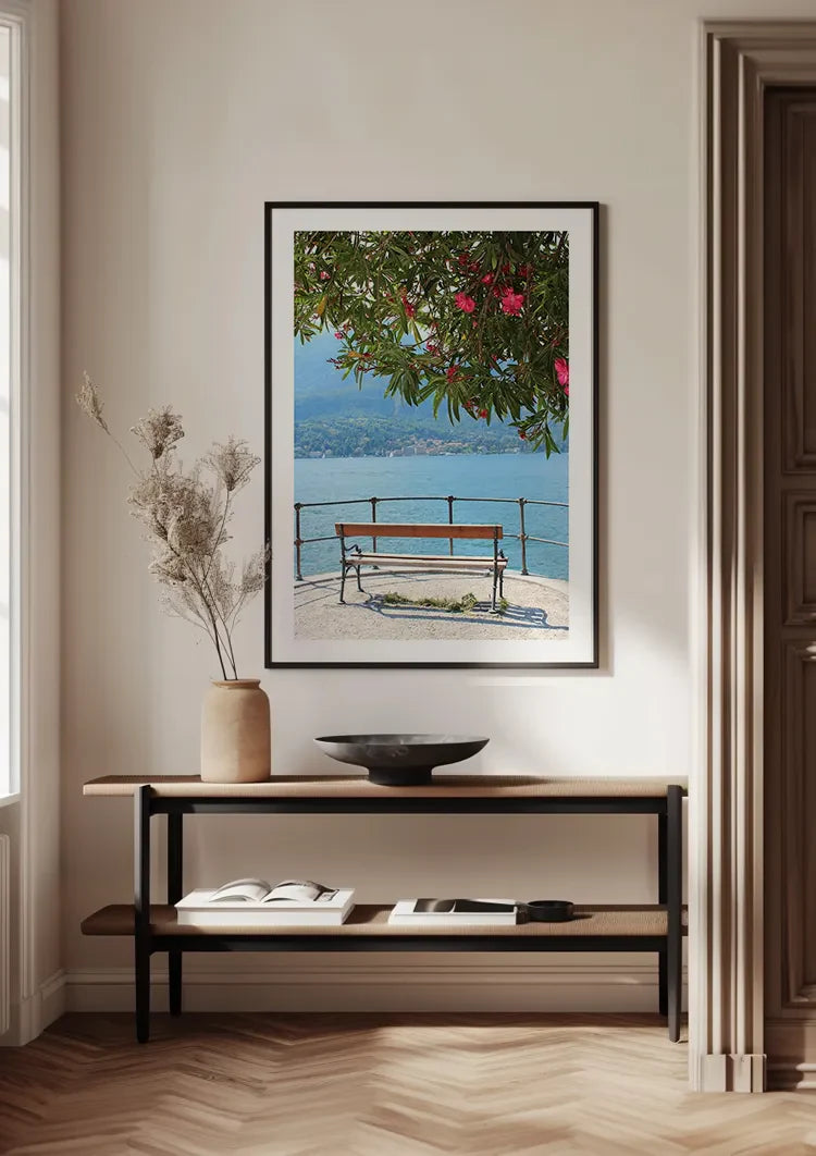Roze Bloesemboom aan het Meer van Como met Bank en Bergpanorama Schilderij