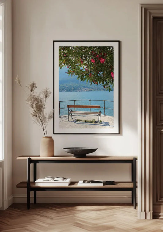 Roze bloesemboom bij het meer van como canvas schilderij aan de muur in de hal