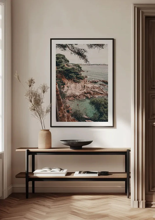 Rotsachtige kust met turquoise water canvas schilderij aan de muur in de hal
