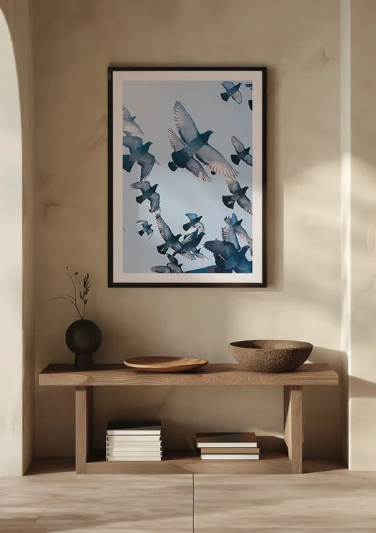 Zwerm vliegende duiven canvas schilderij aan de muur in de hal