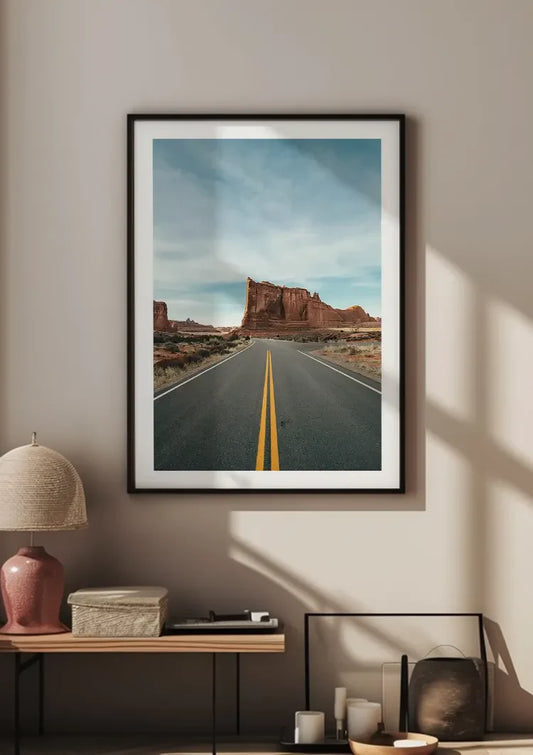 Woestijnweg met rode rotsen canvas schilderij aan de muur in de hal