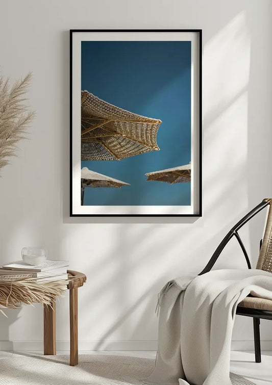 Gevlochten rieten parasols canvas schilderij aan de muur in de hal