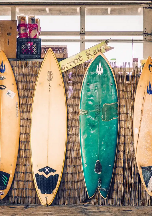 Kleurrijke surfplanken canvas schilderij in warme zomertinten, met vintage strandsfeer