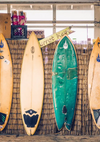 Kleurrijke Surfplanken Tegen Muur Zomerse Strandsfeer Schilderij