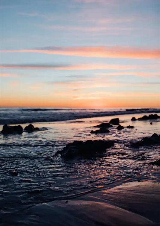 Zonsondergang boven zee canvas schilderij in paarse en oranje tinten