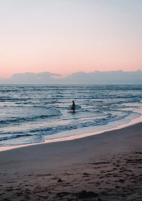 Surfer In Zee Bij Zonsondergang Pastelkleurige Lucht Schilderij