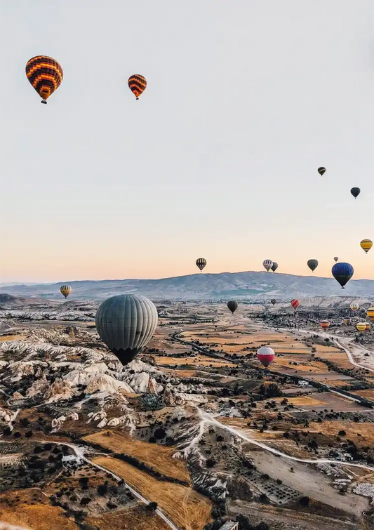 Luchtballonnen bij zonsondergang canvas schilderij in warme oranje en gele tinten