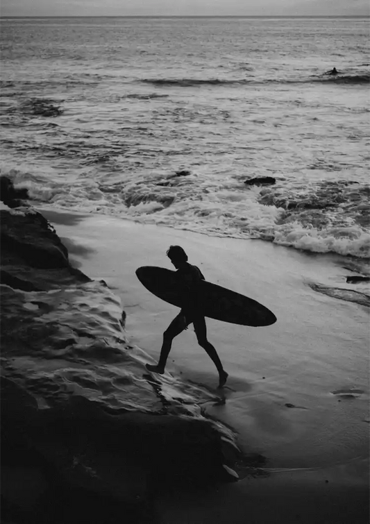 Surfer in zwart wit canvas schilderij in zwart en wit, op rotsachtige kliffen