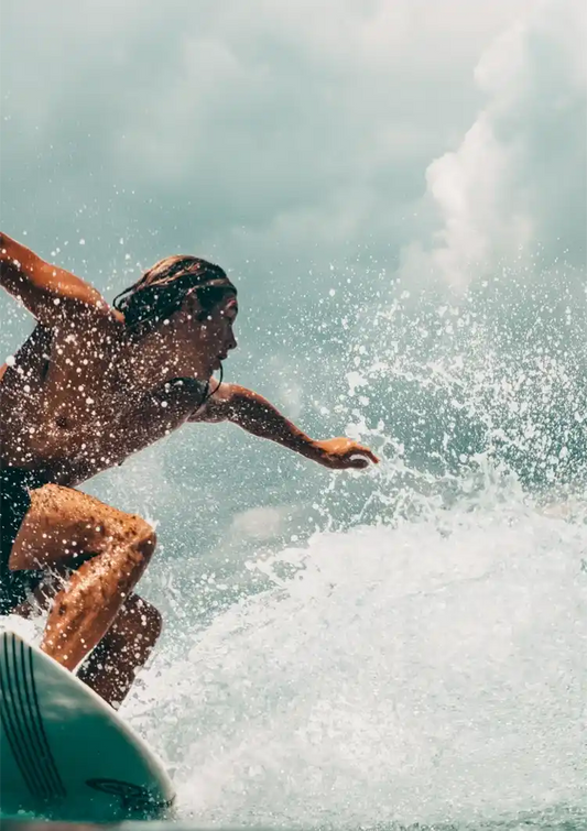 Surfer op een turquoise golf canvas schilderij in turquoise en wit, vol dynamiek