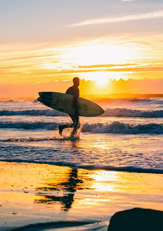Surfer bij een gouden zonsondergang canvas schilderij in warme oranje tinten