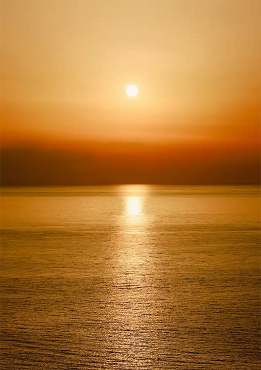 Zeegezicht canvas schilderij van een gouden zonsondergang met weerspiegeling in het water