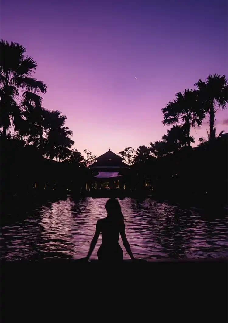 Frauensilhouette am Pool Lila Dämmerung mit Palmen Gemälde