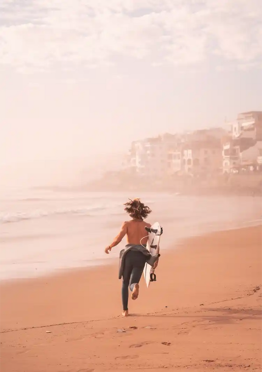 Surfer op het strand canvas schilderij in warme roze en gouden tinten