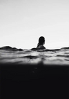 Einsame Figur Dunkles Wasser Schwarz-Weiß Melancholisches Porträt Gemälde