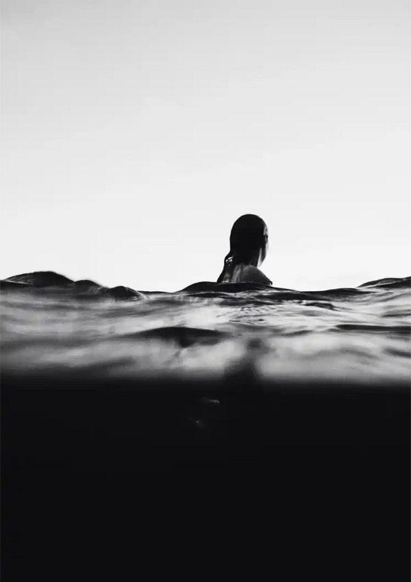 Einsame Figur Dunkles Wasser Schwarz-Weiß Melancholisches Porträt Gemälde