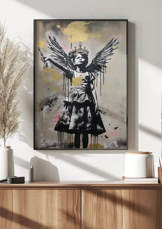 Meisje met vleugels en kroon canvas schilderij in de hal boven een sidetable