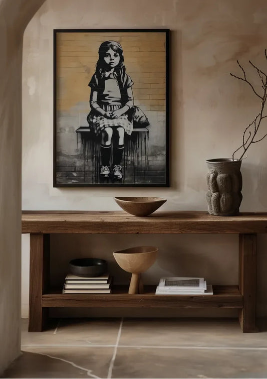 Meisje op een bankje canvas schilderij aan de muur in de hal
