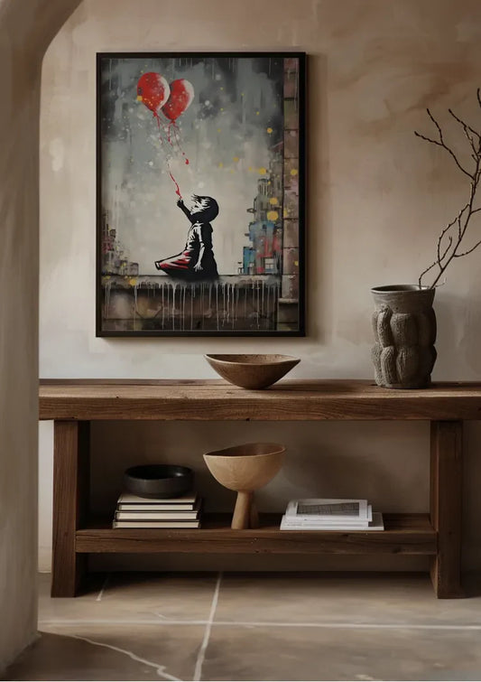 Kind met hartballonnen canvas schilderij aan de muur in de hal